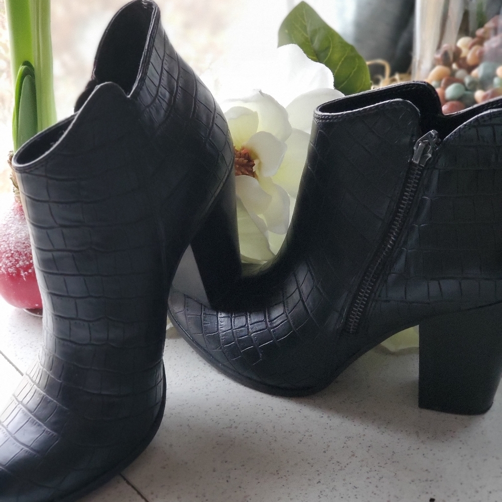 Shoes - Picture 2 of 4